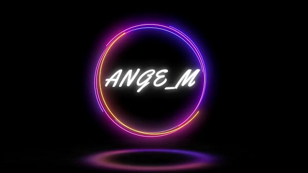 sumisa deja que juegue con su ano, le dejo la leche adentro